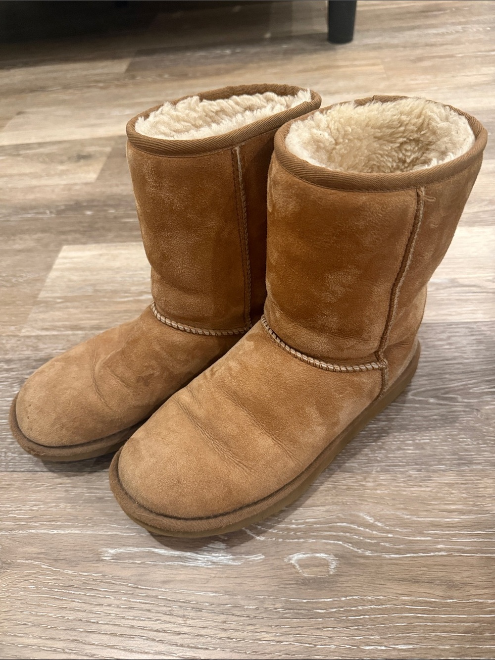 UGG Classic Short Shearling Boots - Chestnut Brown